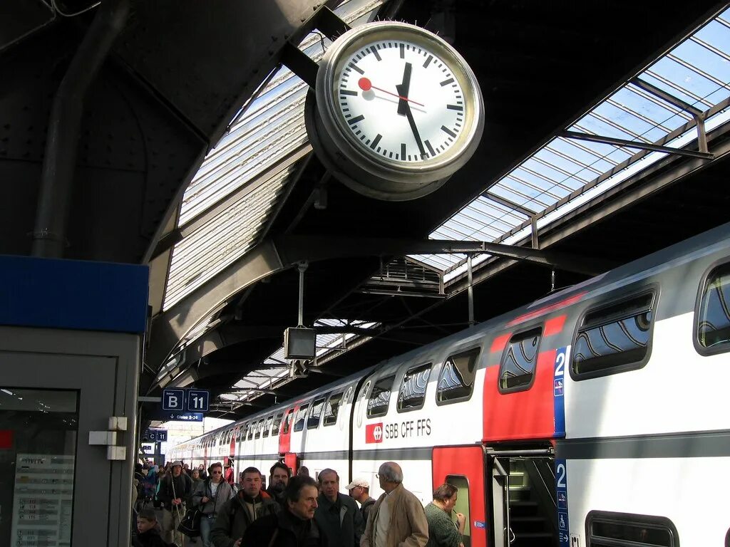 Швейцарские Вокзальные часы. Часы в Швейцарии на вокзалах. Часы на вокзале. Часы на ЖД вокзале. 16 часов на поезде