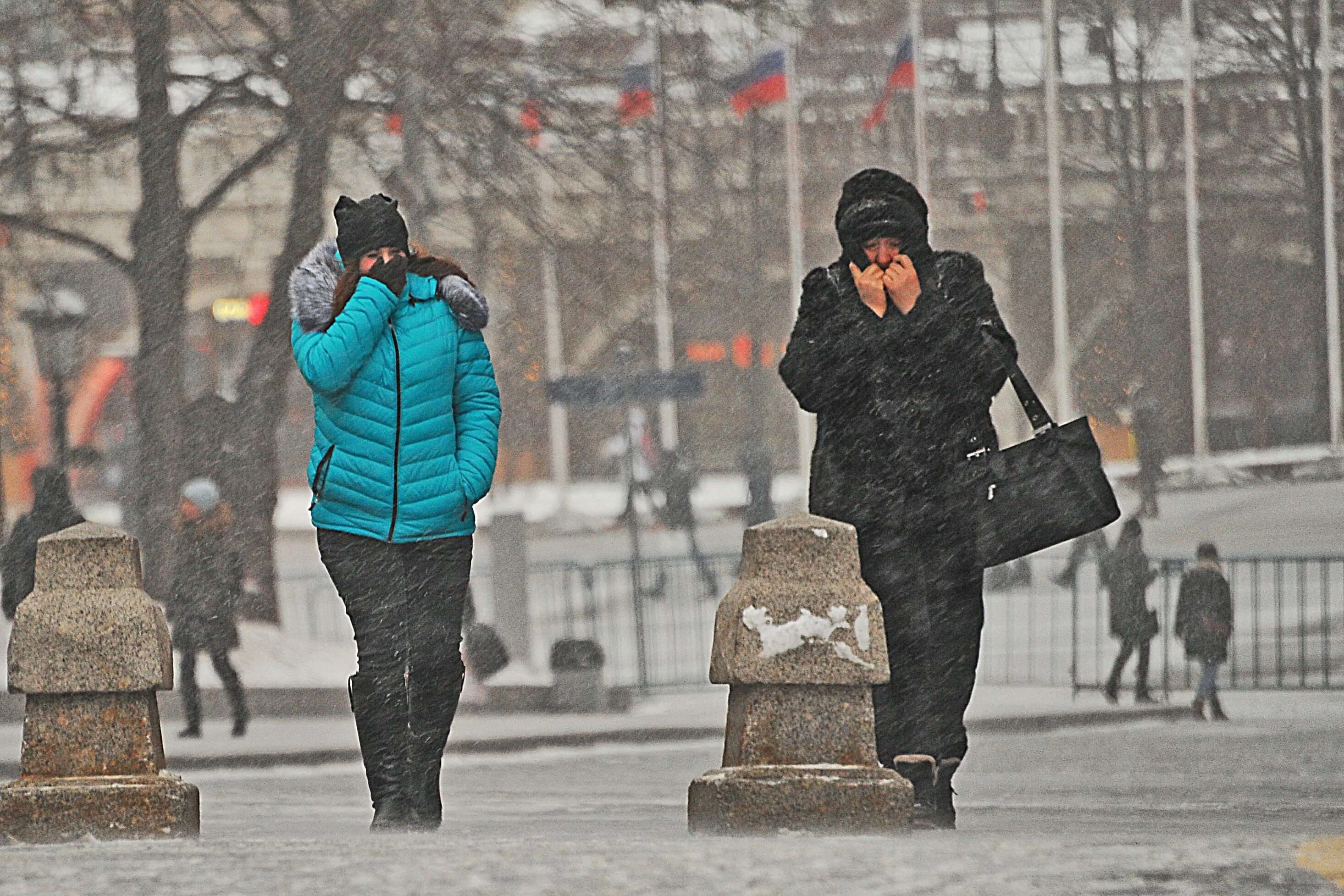 Люди на улицах города зимой. Люди в городе зимой. Люди в Москве зимой. Прохожие зимой. It was a cold january