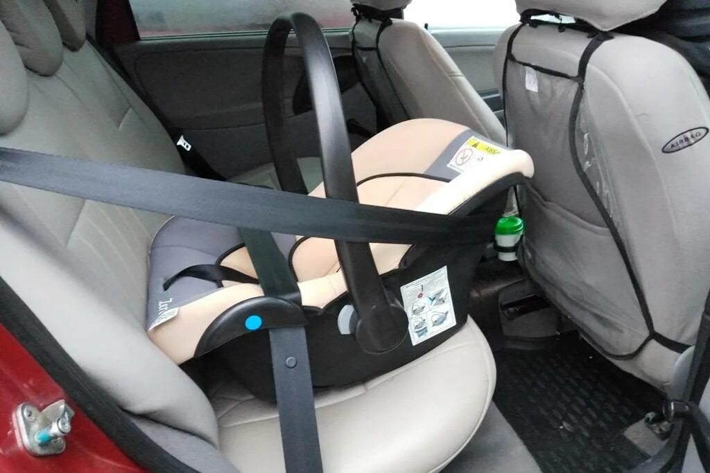 Как поставить автокресло. Как крепится автолюлька для новорожденных в машине. Крепление детской люльки в автомобиле. Автолюлька на заднем сидении. Автолюлька JD vfibyt.