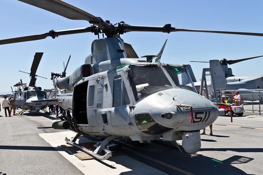 Uh 1 вертолет. Bell uh-1y. Uh 1 вертолет. Uh-1y venom вертолет. Вертолет uh-1y.