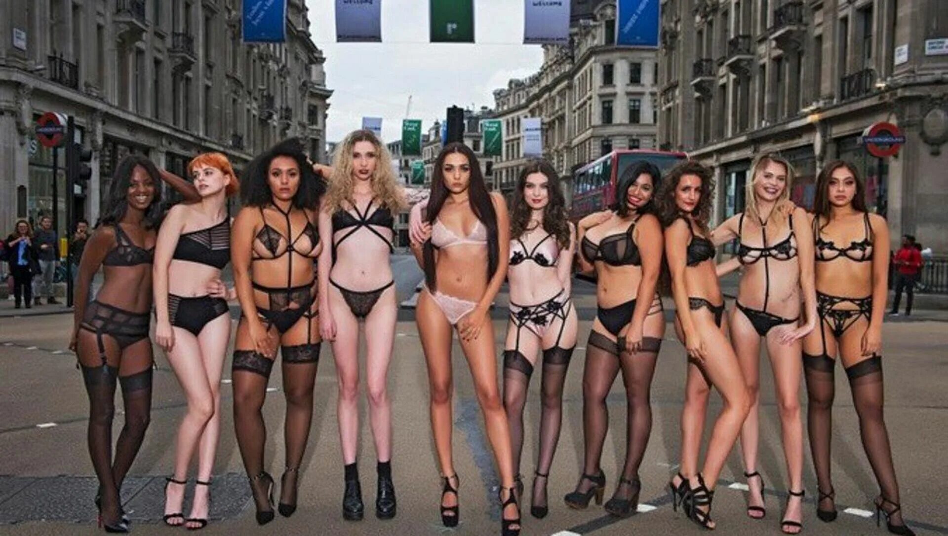 Фото сексуальной девушки в уличном миксе