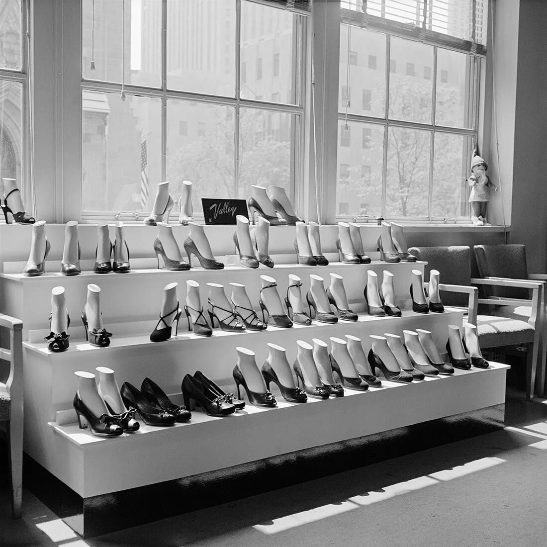 Нью Йорка 50-х Вивиан Майер,. Вивиан Майер фотограф. Советская обувь. Витрины магазинов 50х годов. Универмаг обуви