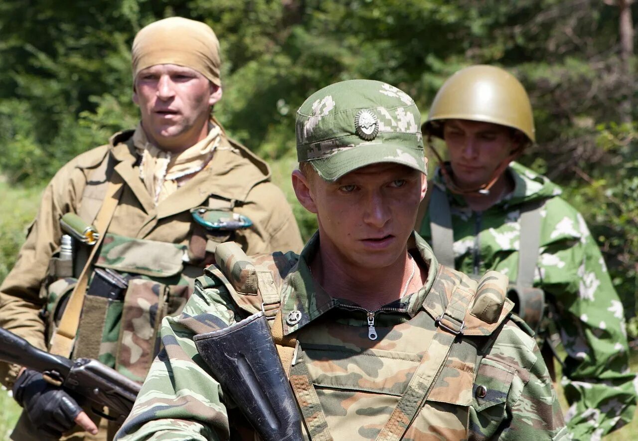 Горы и винтовка. Стреляющие горы (2010). Выстрелов гора. Снайпер на горе. Стреляющие горы курцын.