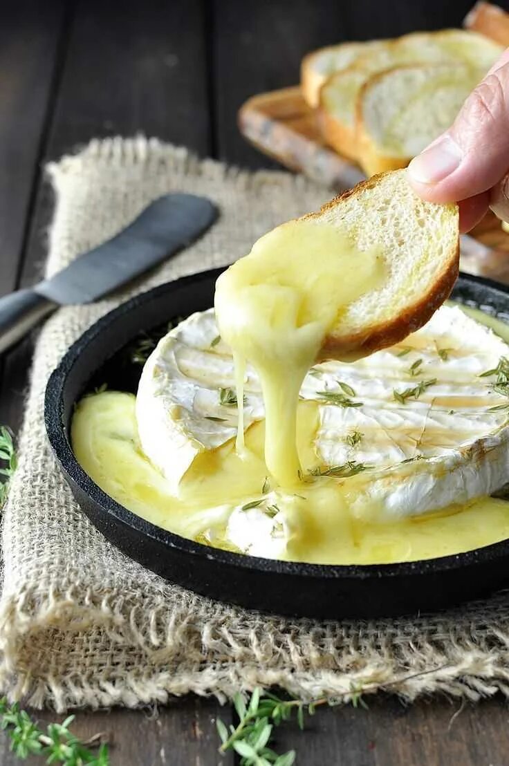Сыр камамбер в духовке с хлебом и чесноком. Запечённый сыр камамбер в духовке. Запечь сыр в духовке рецепт. Запечённый камамбер в pnj. Сыр бри и камамбер.