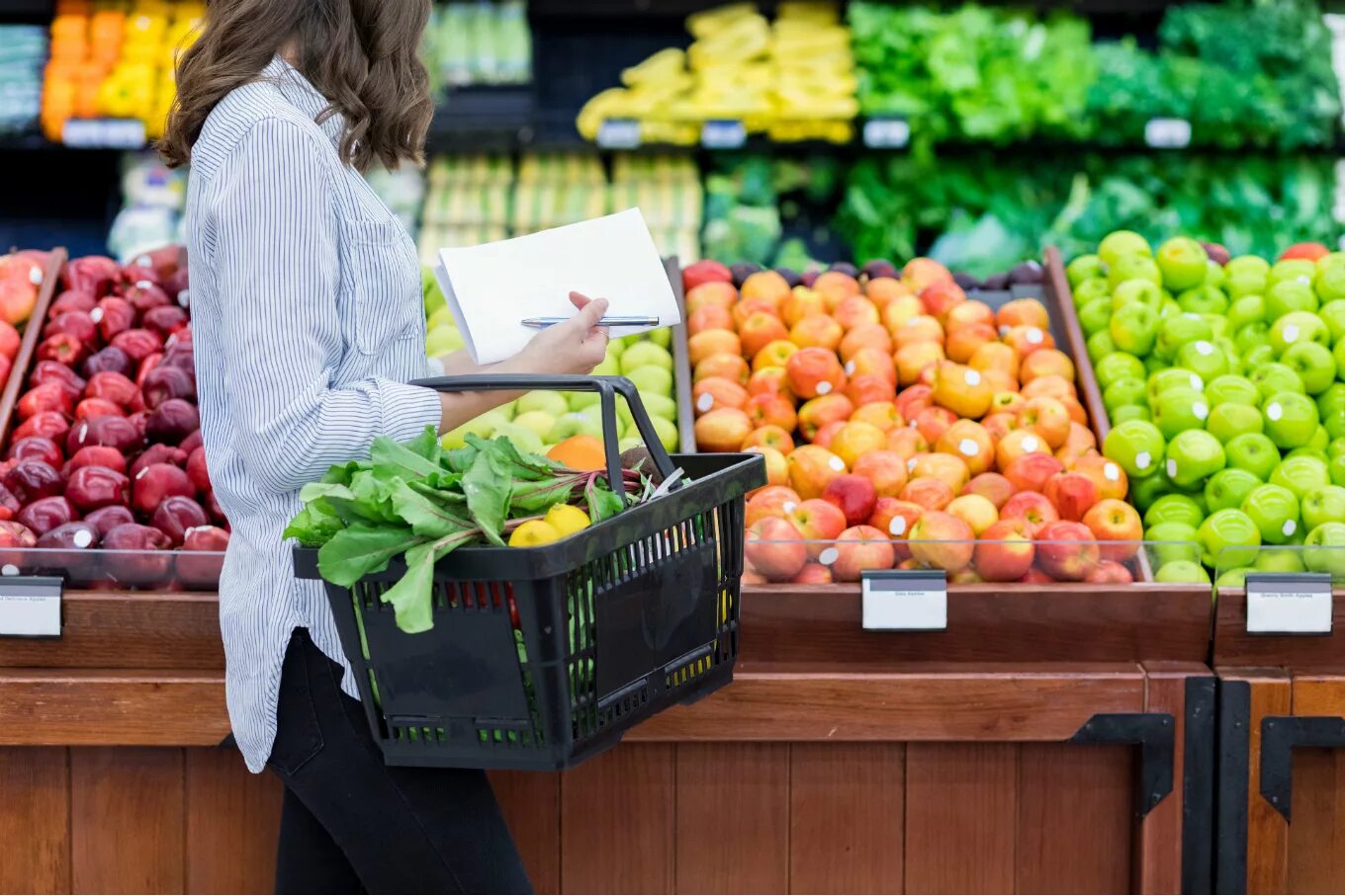 Маркет купить продукты. Овощи и фрукты в супермаркете. Фрукты в магазине. Фрукты в супермаркете. Прилавок с овощами и фруктами.