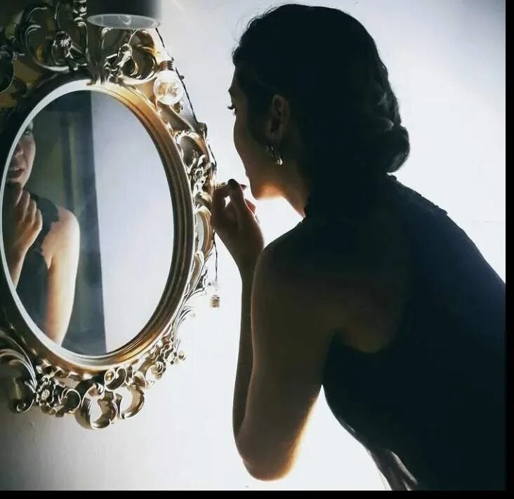 гримерное зеркало 1000 1с. интерактивное селфи зеркало. включи зеркальные. зеркало для фотографирования. круглое зеркало в туалете.