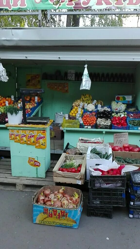 Помещение под овощи в аренду. Овощная точка на рынке. Магазин фрукты и овощи с нуля. Фрукты овощи ставрополь. Место для овощей магазин.