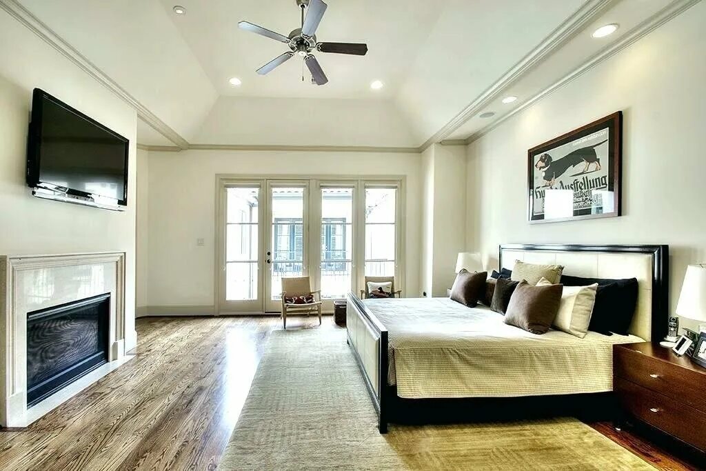 Flat living room bedroom. Спальня с высокими потолками. Спальня с низким потолком. Интерьер потолок. Интерьеры с невысокими потолками.