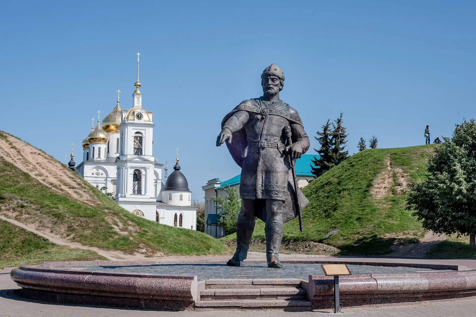 Кто основал дмитров. Памятник Юрию Долгорукому в Дмитрове. Статуя Юрия Долгорукого в Дмитрове.