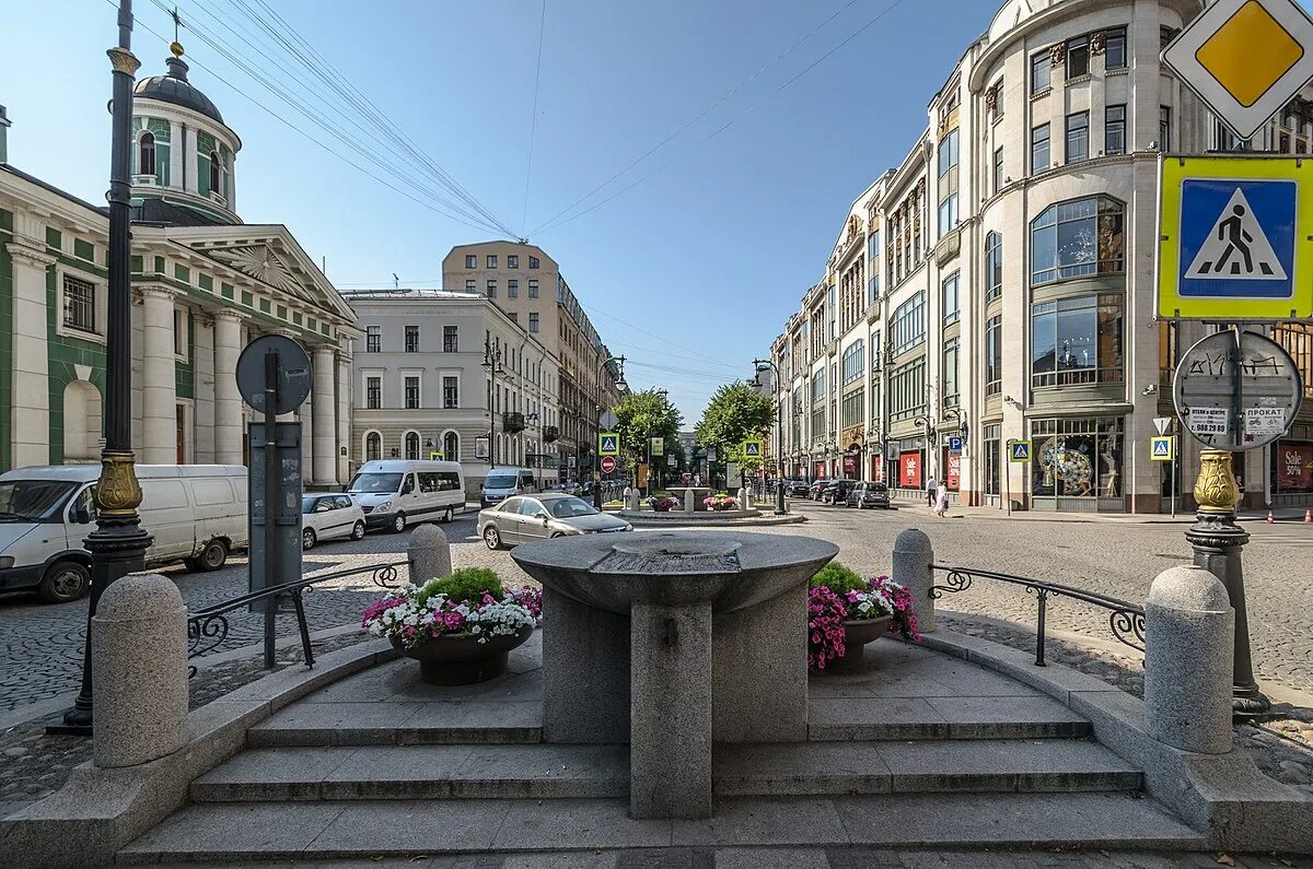 Улица первого мая санкт петербург. Большая конюшенная улица санкт-петербург.