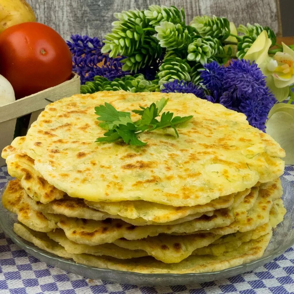 Пюре картофельное мука яйцо на сковороде. Картофельные лепешки. лепешки из картошки. сырная лепешка. картофельные лепёшки на сковороде.