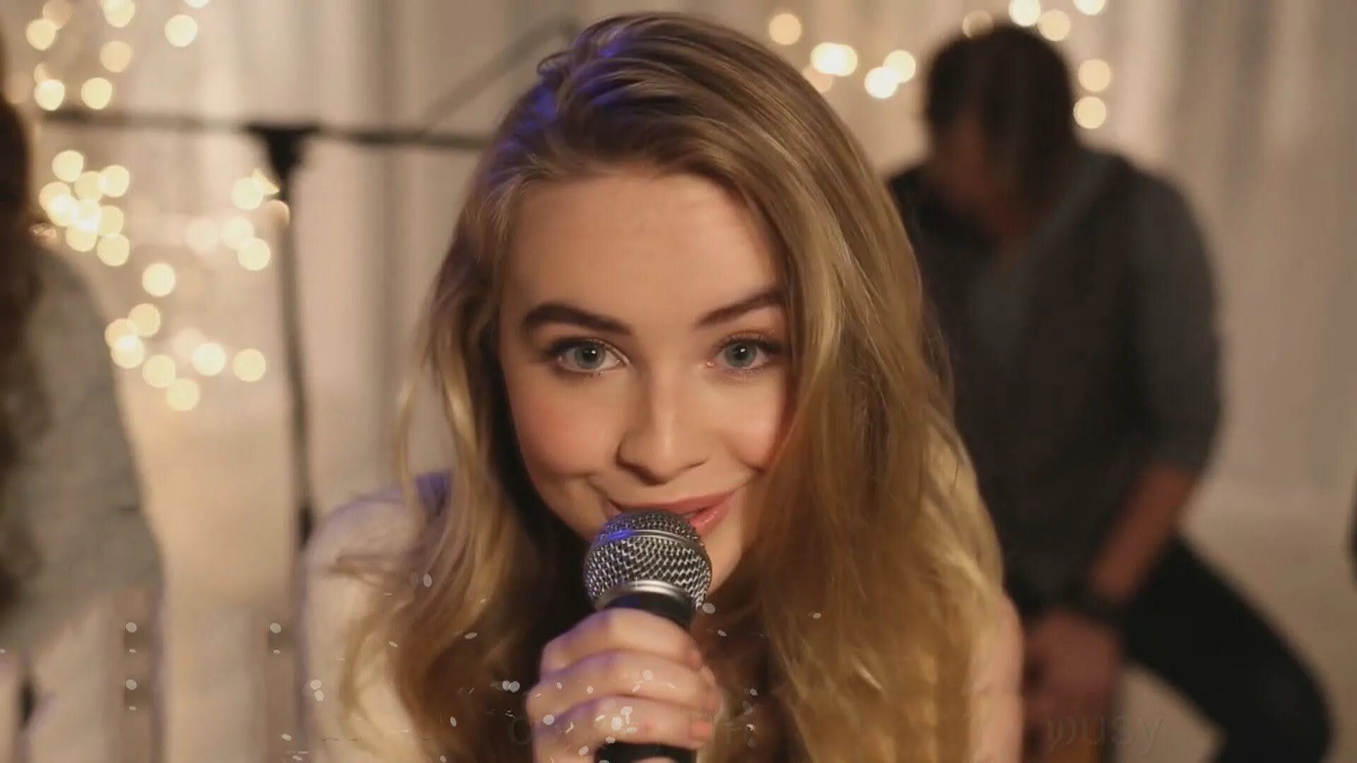 Sabrina Carpenter. Сабрина Карпентер the Lodge. Сабрина Карпентер обои. Сабрина Карпентер обои на рабочий стол.