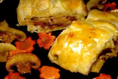Приготовить мясо в слоеного теста
