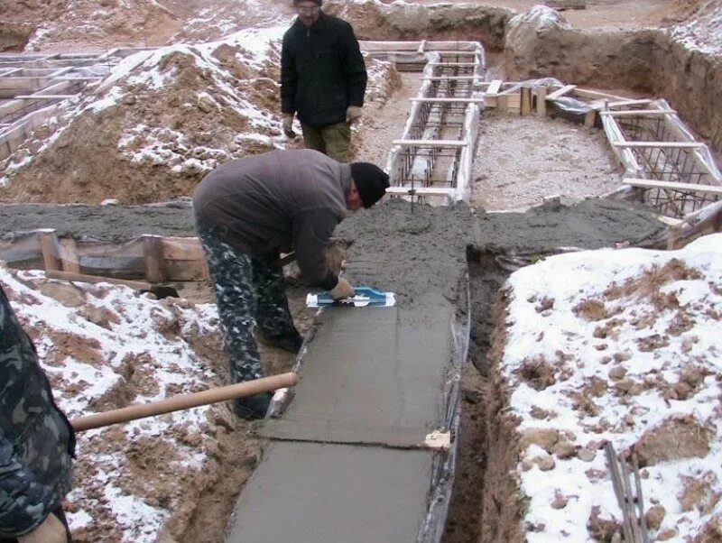 Строительный материал для фундамента. Цемент под фундамент. Замес бетона м350. Цемент под фундамент. Бетон м200 для фундамента.