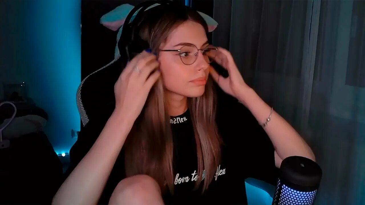 Эйм э симпл рашн гёрл. Девушка злого стримера. Симпл герл песня. Любич женя "russian girl". I'm just a simple russian girl.