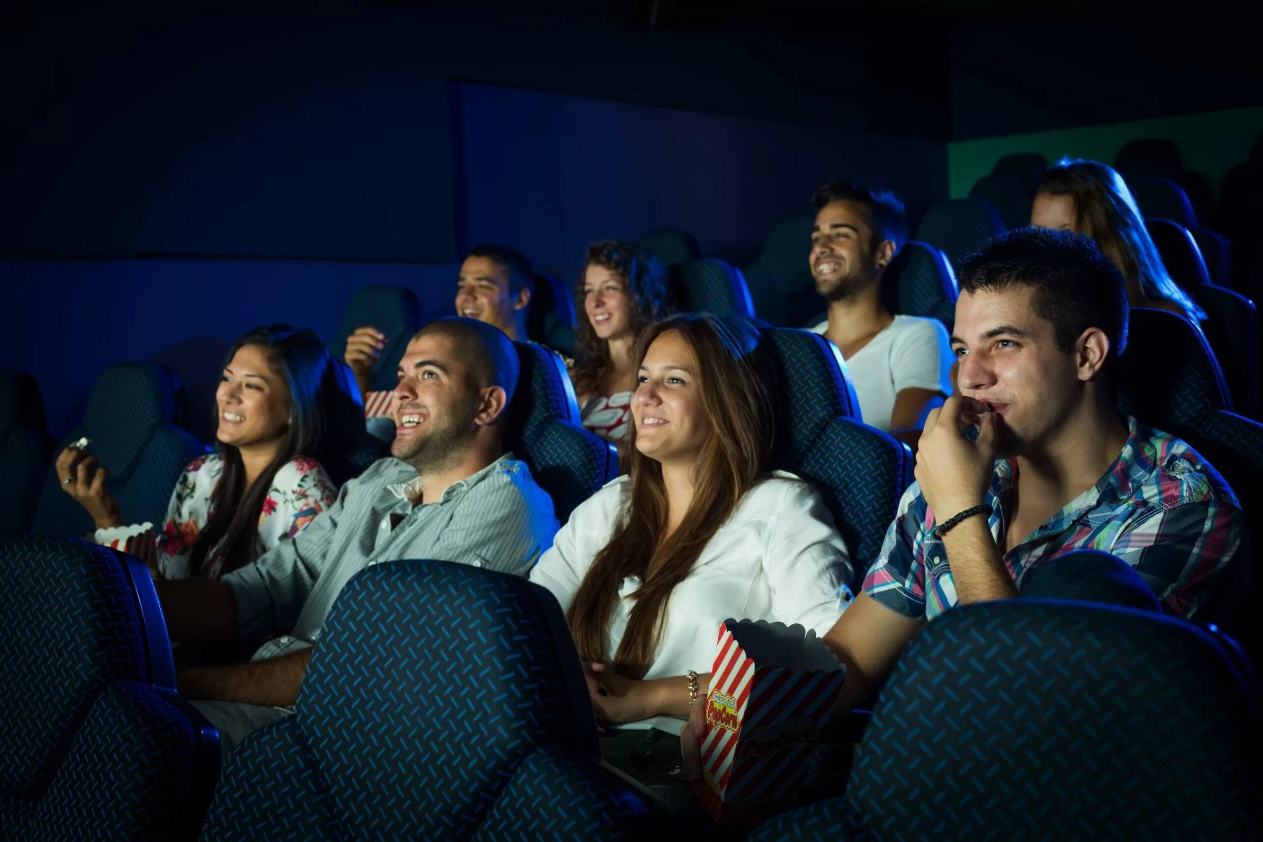 The cinema is than the library. Зрители в кинотеатре. Кинотеатр. Зрители в кинозале. Люди в кинотеатре.