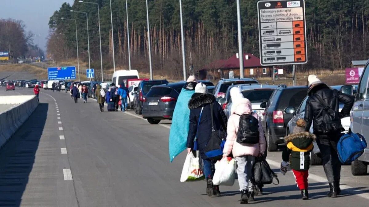 Белорусские беженцы. Очередь на границе. Очереди польская граница беженцы. Очередь беженцев на границе.