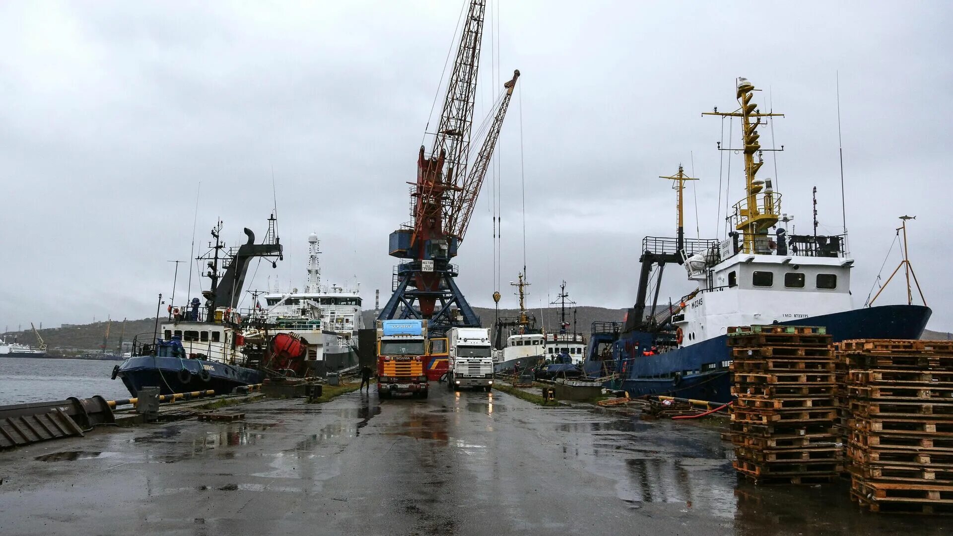 Отход приход судов порт. Порт. мурманск порт. мурманский причал. новый порт.