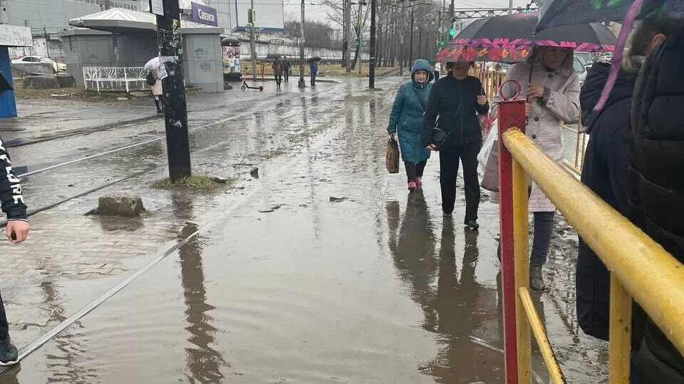 Хабаровск после ливня. Дождь в Хабаровске. Остановка дождь. Дальневосточная Венеция.