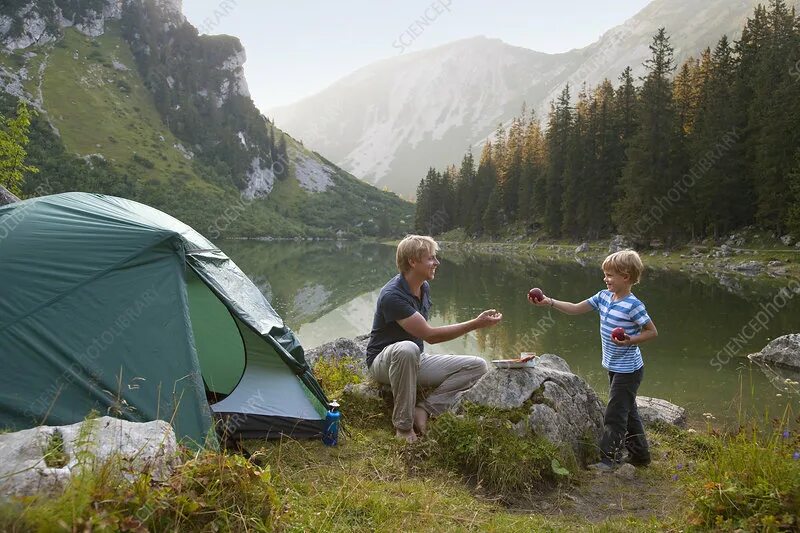 Кемпинговый отец. Реклама палаточного лагеря. Отец из Camping. Kids Camping in Armenia. He is at camp