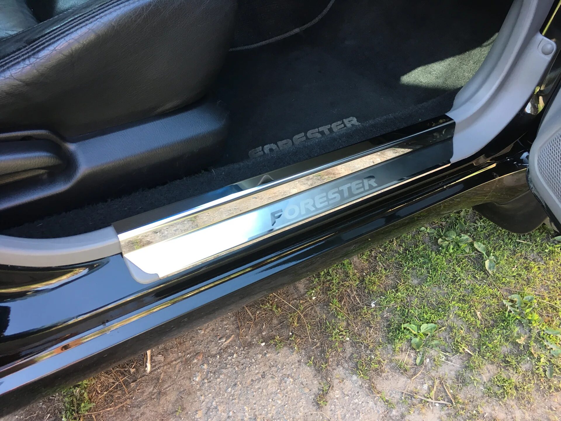 Правый порог subaru forester 2. Порог субару форестер sg5. Накладка порога субару форестер. Накладка порогов sg5. Пороги на subaru forester sh.