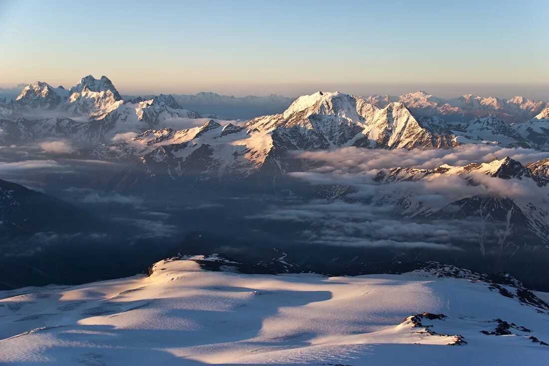 3 вершины эльбруса. Эльбрус вершина. Вид с вершины горы Эльбрус. Вид с Эльбруса. Вид с вершины Эльбруса.