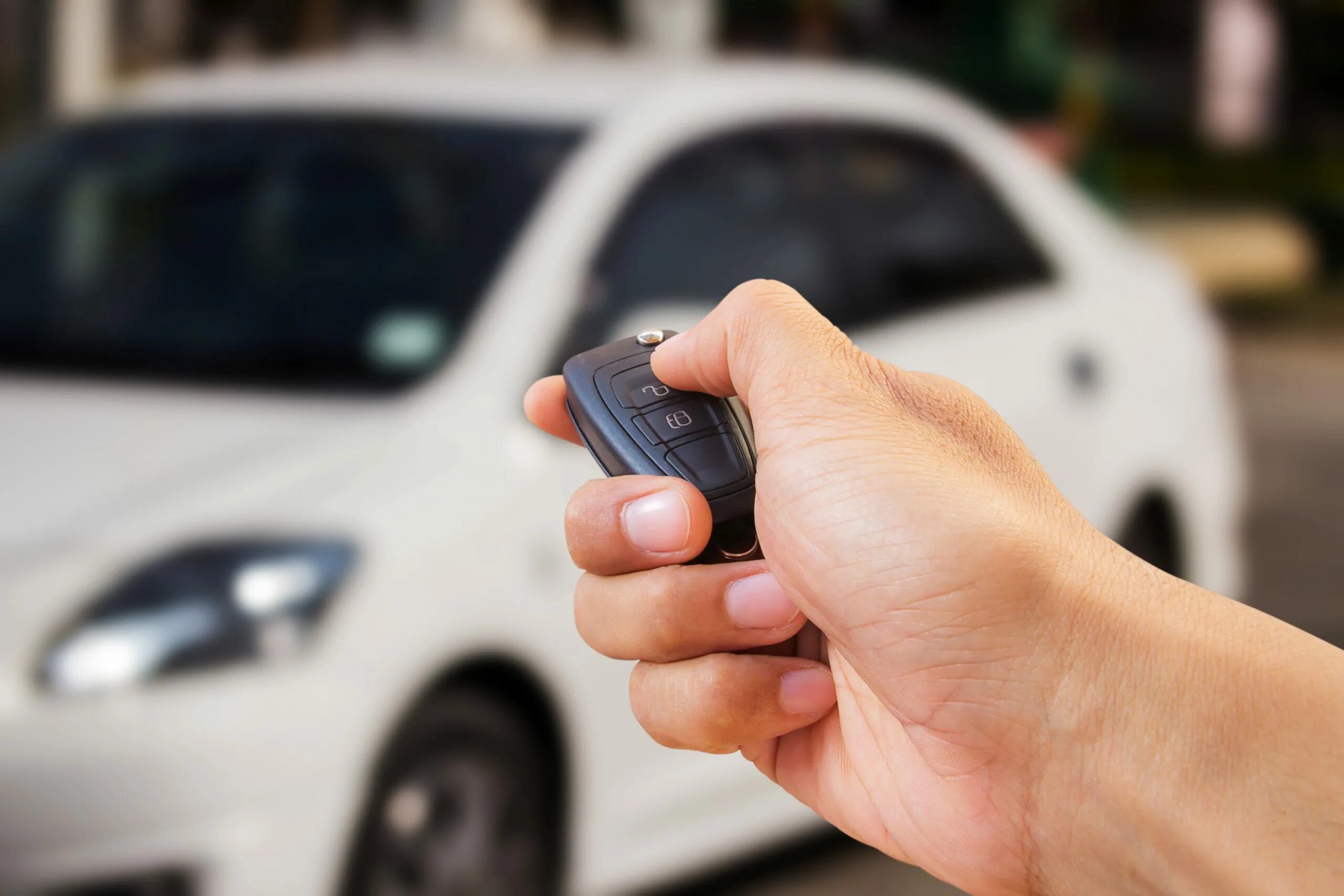 Keyed my car. Автосигнализация автомобиль. Автосигнализация в руке. Сигнализация на машину. Ключи от машины.