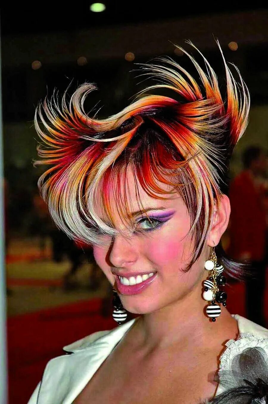 яркое окрашивание на короткие волосы. окрас перьями. креативное окрашивание волос. гаврош стрижка женская на средние волосы. окрас перьями.
