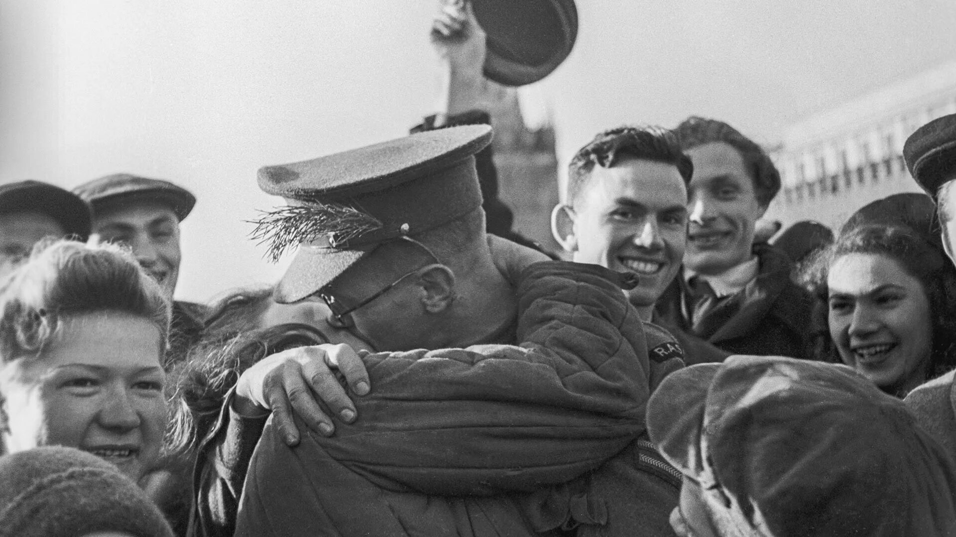 Конец второй великой отечественной. Радость победы 1945 москва. победа 9 мая 1945. ликование победы 1945. конец великой отечественной войны.