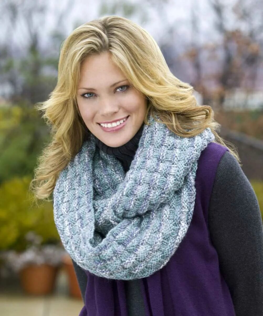 Красивый шарф связанный. "Ажурный шарф Kristin Benecken". Шарф-снуд. Вязаные шарфы. Шарф снуд спицами.