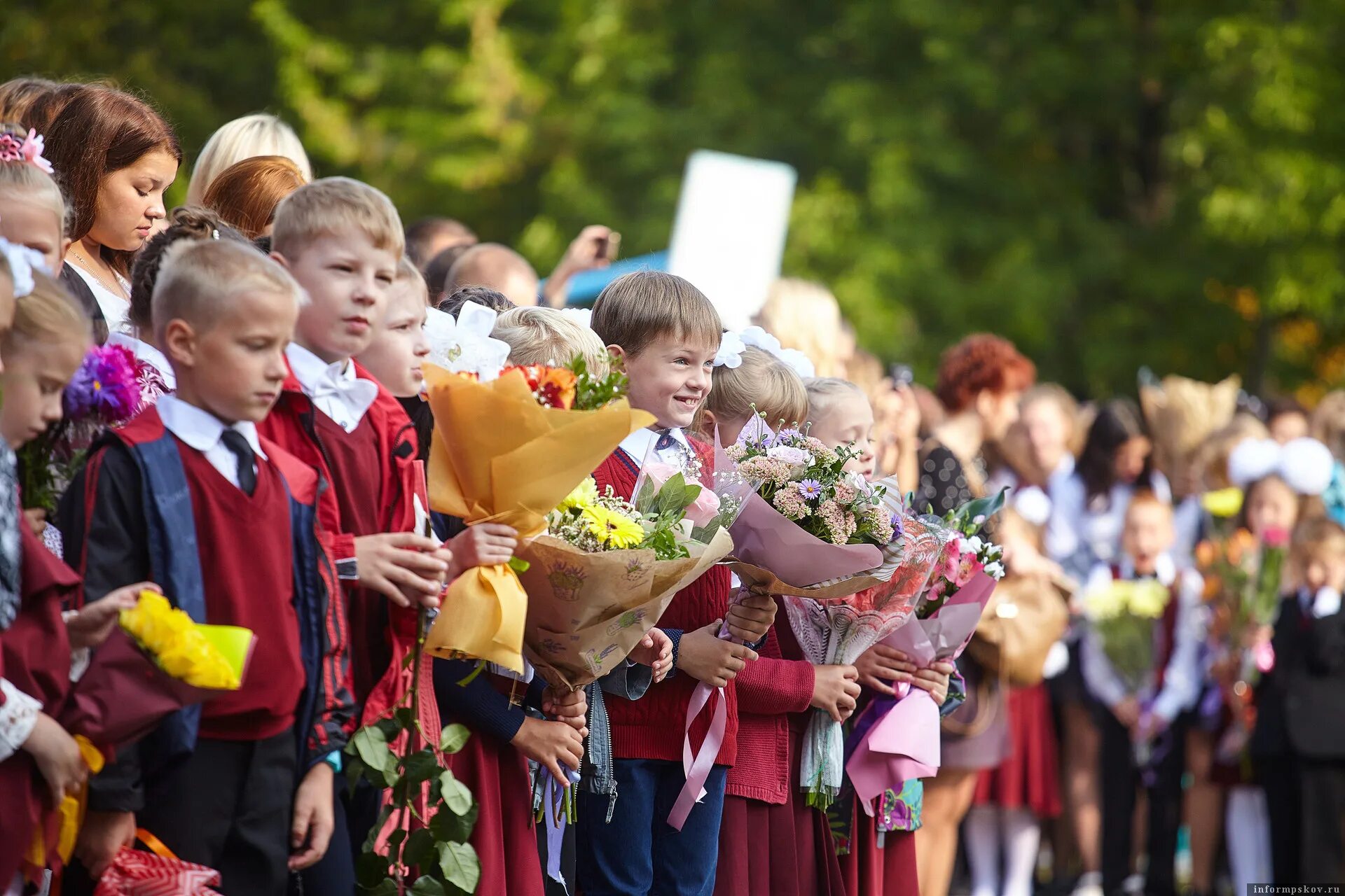 Организация нового учебного года. Первоклассники. Школьная форма Псков. Псков школьники. Ученик лента.