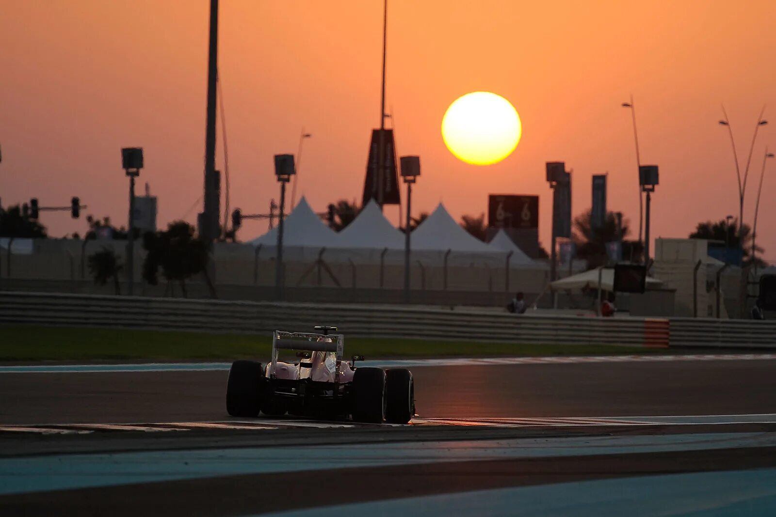 Дубай трасса. Трасса f1 в Абу Даби. Трасса Дубай Абу Даби. F1 2014 Mercedes Abu Dhabi. Formula 1 Abu Dhabi.