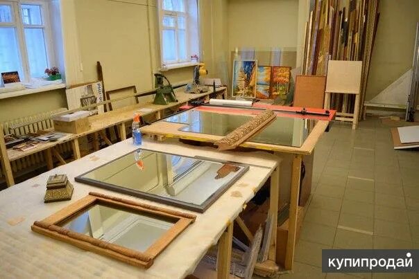Стекольная мастерская в москве. Стеклодувная мастерская москва. Стекольная мастерская столы. Стеклорезная мастерская. Стеклорезная мастерская.