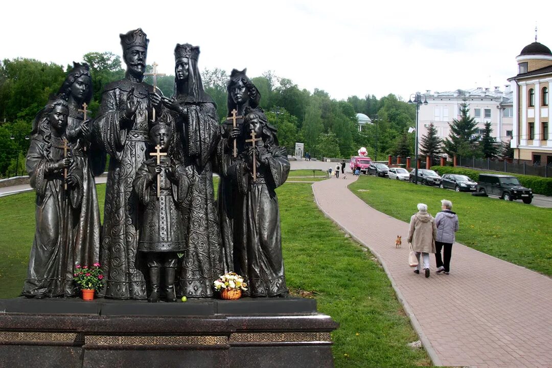 Памятники киров. Киров памятник царской семье в Кирове. Памятник семье Николая 2 Киров. Памятник царской семье в Иваново. Кировский памятник царской семье.