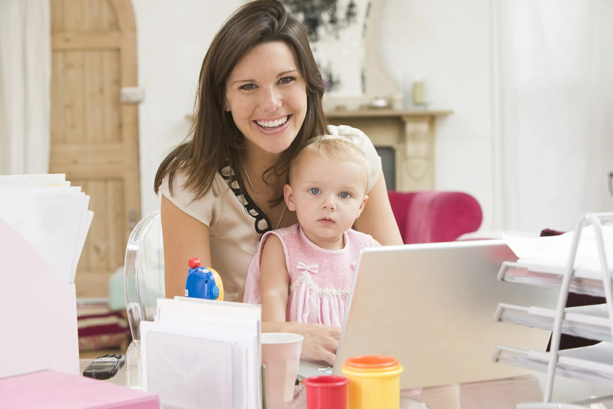 To stay at home working. Успешная женщина с детьми. Женщина в декрете. Мама в декрете. Женщина с ребенком и бизнес.