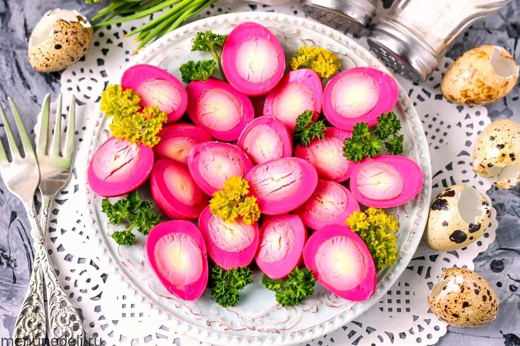 Перепелиные мариную. Закуска с перепелиными яйцами. перепелиные яйца на пасху. окрашенные перепелиные яйца. перепелиные яйца крашенные на пасху.