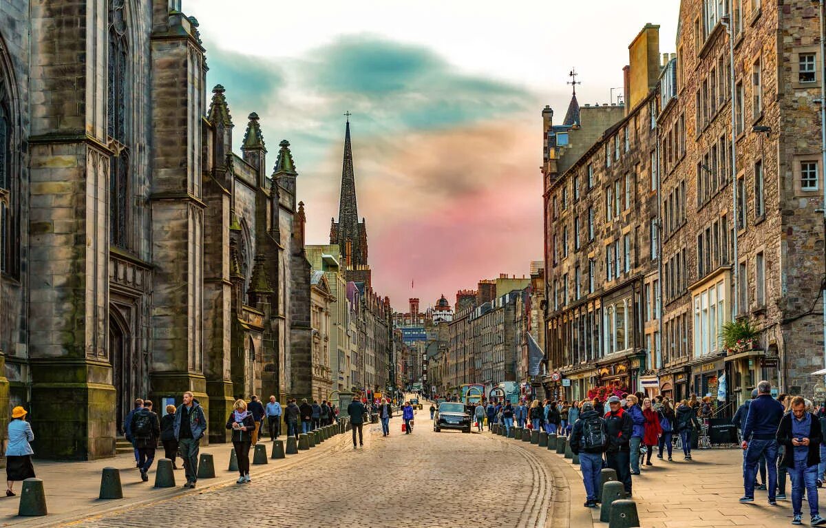 королевская миля в эдинбурге. королевский милей. королевская миля в шотландии. королевская миля в шотландии. улица королевская миля в эдинбурге.