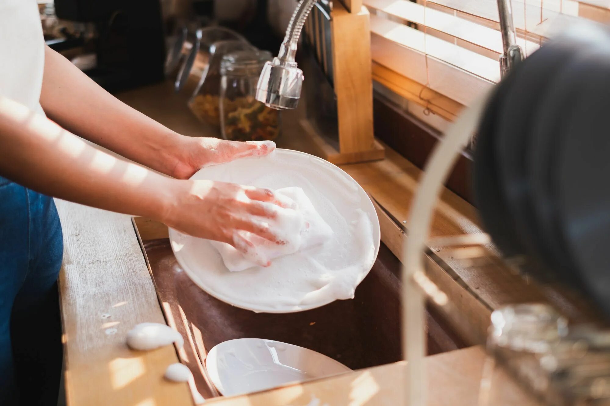 They do the washing up. Мытье посуды. Мойка посуды. Мойщица посуды. Wash the dishes или Wash dishes.