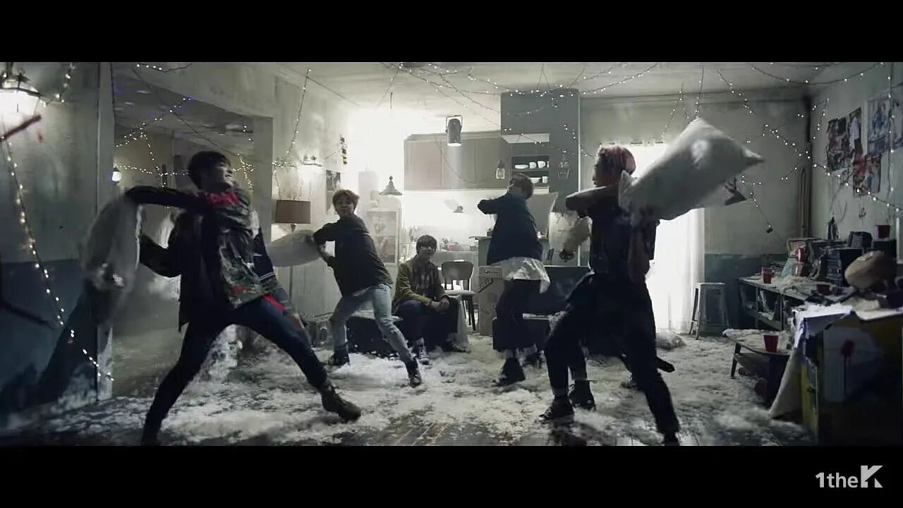 Клипы run. Bts mv. bts эра run фотосессия. bts run клип. бтс из клипа ран.