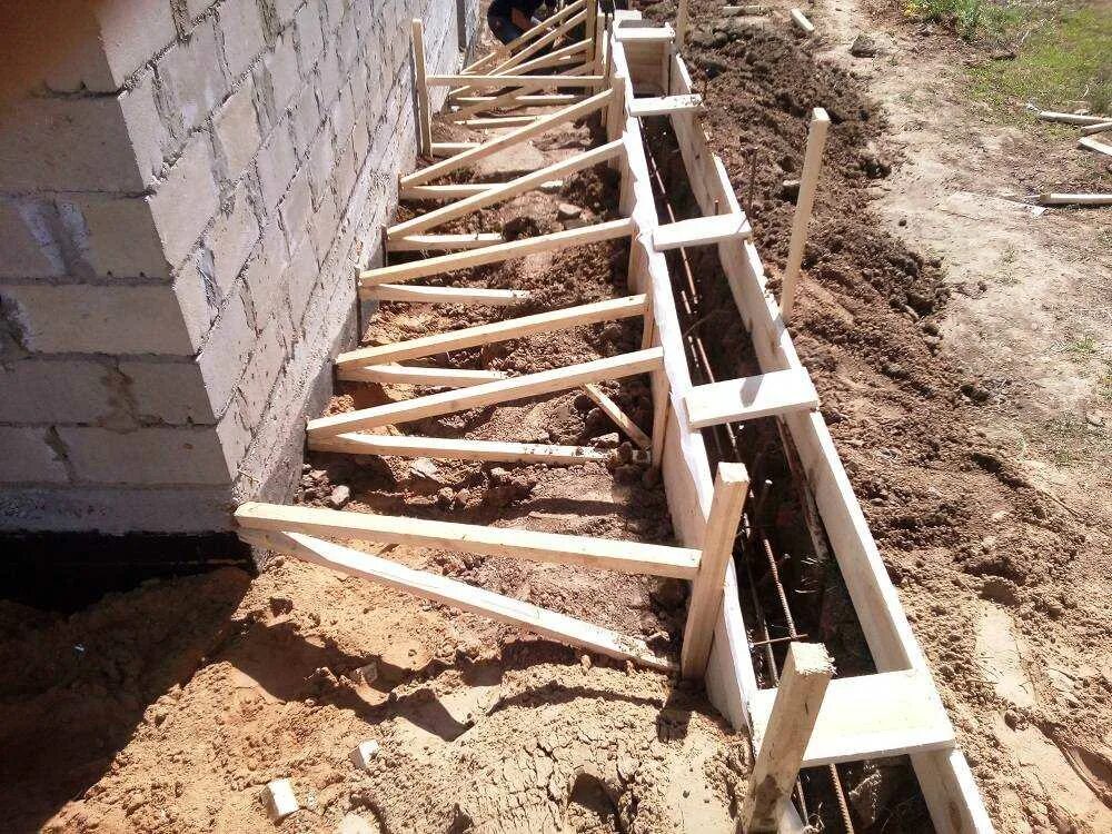 Опалубка для бортового камня. Заливка бордюра с опалубкой. Опалубка для поребрика. Опалубка для поребрика. Скользящая опалубка для бордюра.