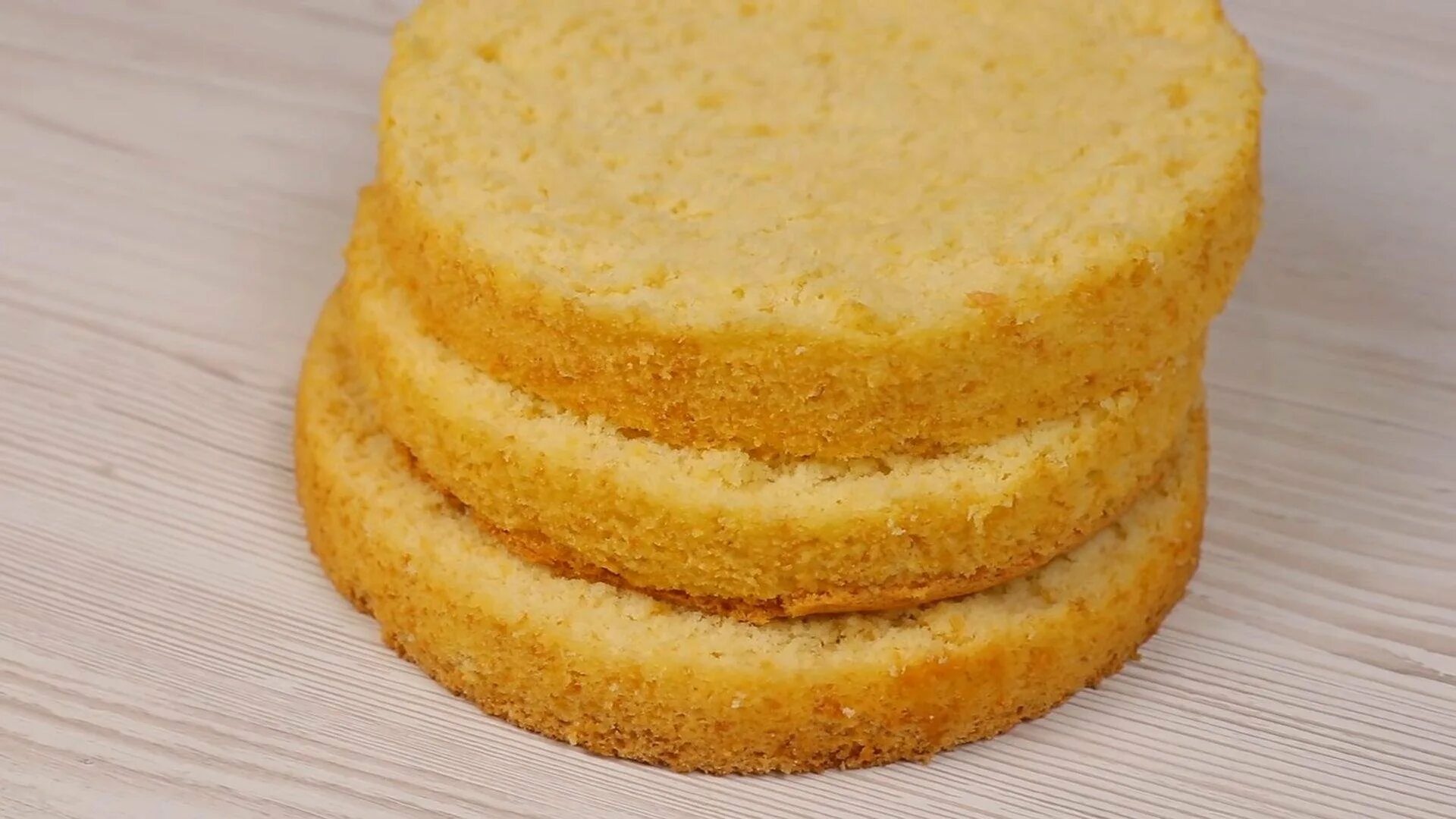 Бисквит на форму 26. Мокрый бисквит. Торт с мокрым бисквитом. Влажный бисквит для торта. Бисквит для торта влажный бисквит.
