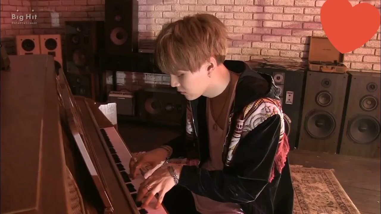Песня мы никто друг без друга шуга. BTS suga за пианино. Мин Юнги фортепиано. Мин Юнги с гитарой. Мин Юнги и пианино.