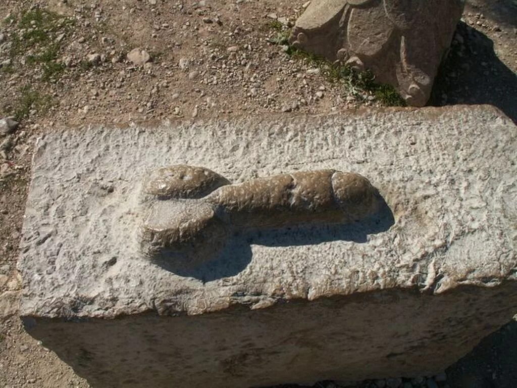 Fill in ancient. Лупанарий в древнем Риме. Помпейский лупанарий. Помпеи лупанарий указатели. Фаллические символы Помпеи.