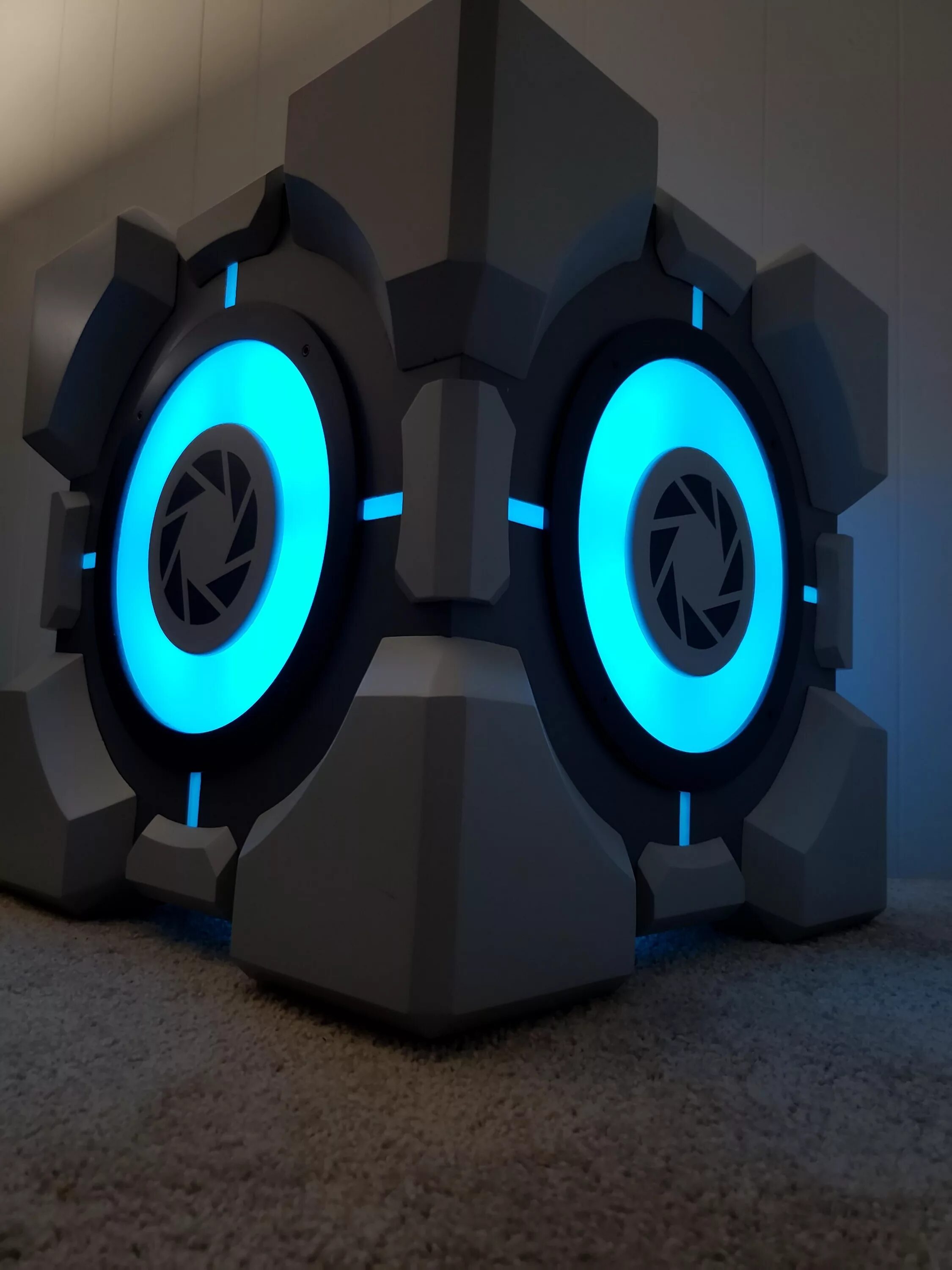 Portal cubed. Portal 2 куб. кубик из portal 2. куб компаньон portal 2. portal 1 cube.