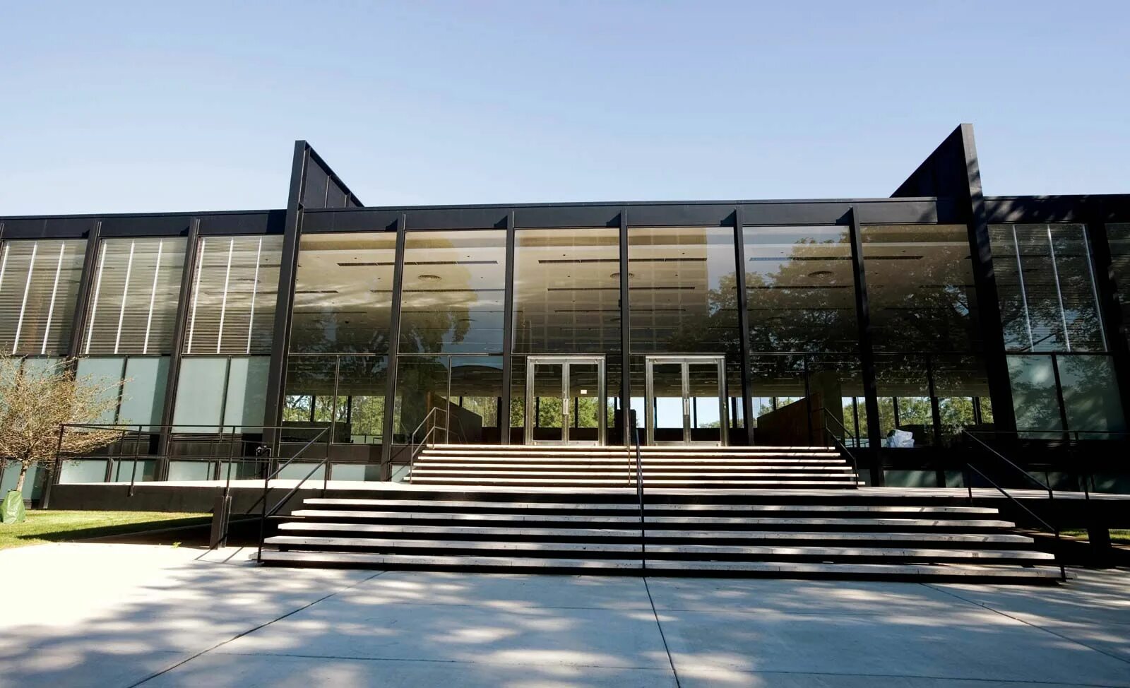 Illinois institute of technology acceptance rate. S r crown hall людвиг мис ван дер роэ. Краун холл чикаго. Иллинойсского технического колледжа в чикаго капелла. Illinois institute of technology.