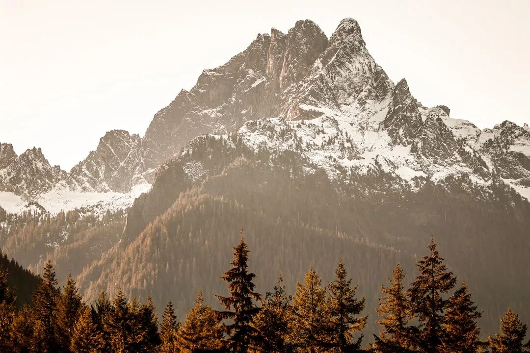 Unsplash успех. горы в дымке. Image unsplash. чогори гора. горная тропа.