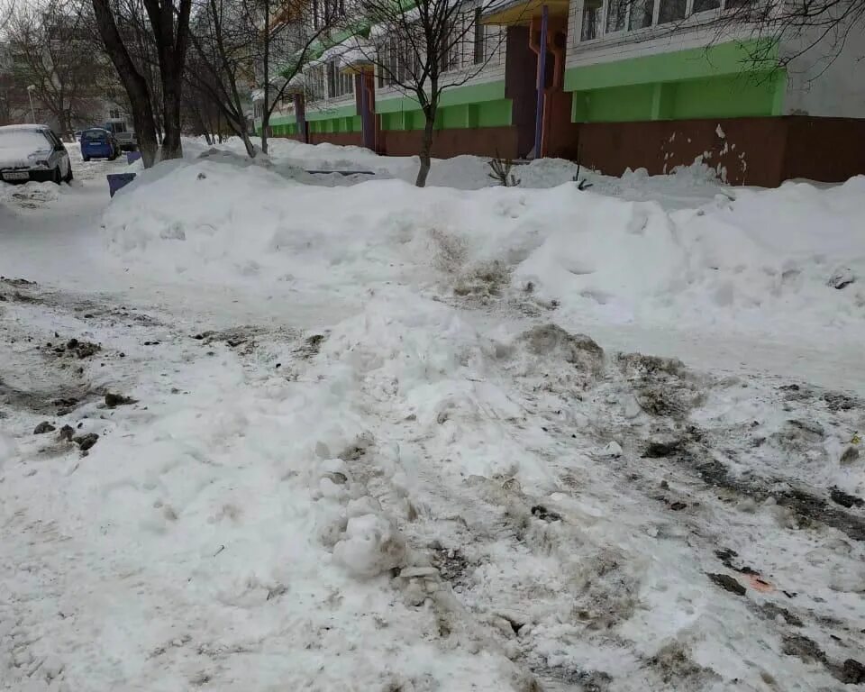 Грязный снег. Грязный снег во дворе. Горы грязного снега. Грязные сугробы