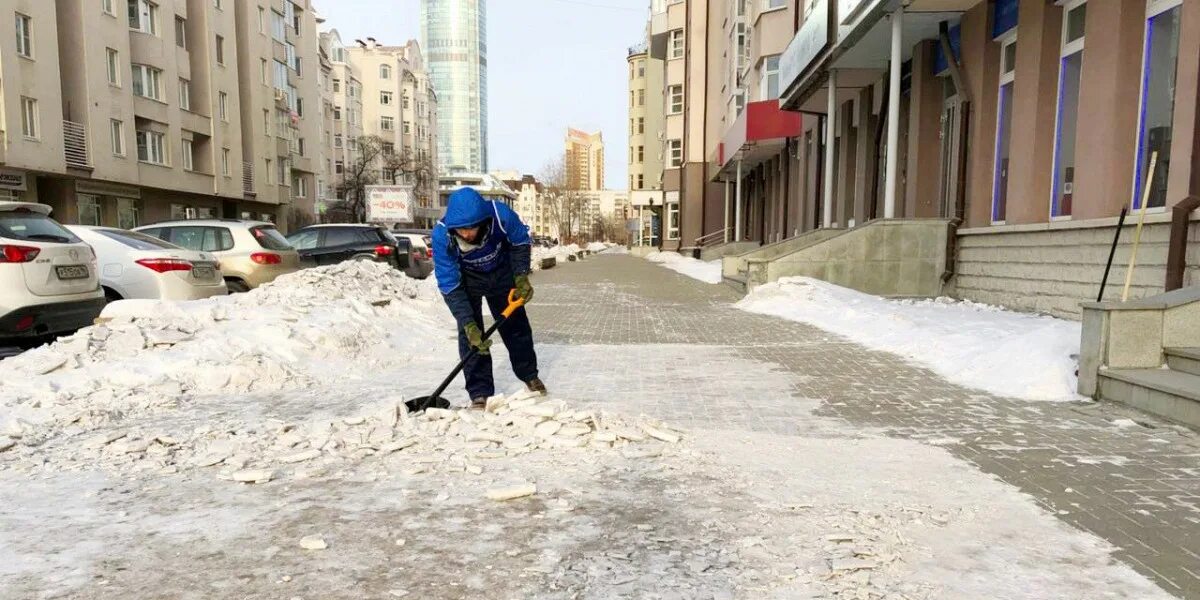 Дворник екатеринбург. Дворник с лопатой зимой. Дворник убирается. Дворник. Работа дворником в екатеринбурге.