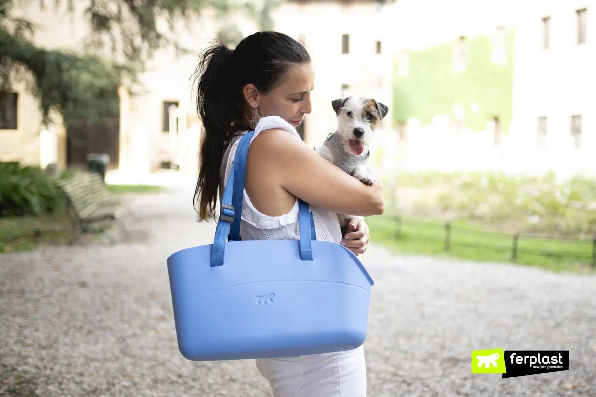 Pet bag. With me сумка Ferplast. Ферпласт переноски. Девушка с переноской для животных. Девушка в переноске.