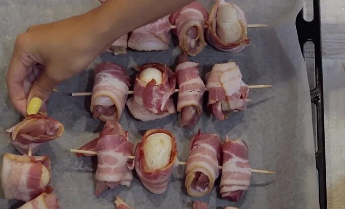 Курица на шпажках с беконом. Куриный шашлык в беконе на шпажках. куриное филе с беконом на шпажках. грудка в беконе на шпажках. курица в беконе на шпажках.